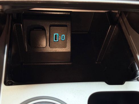 Used 2020 Ford Explorer XLT image 31