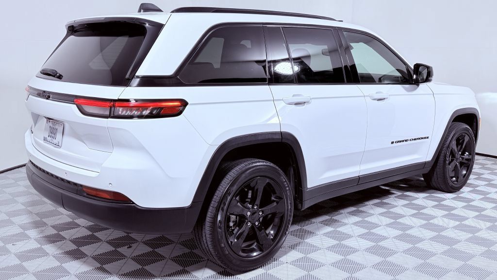 Used 2023 Jeep Grand Cherokee Altitude AWD/4WD image 3