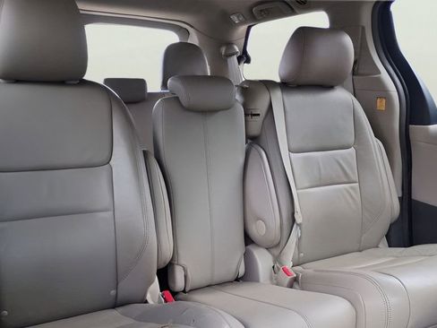 Used 2012 Toyota Sienna XLE FWD image 18
