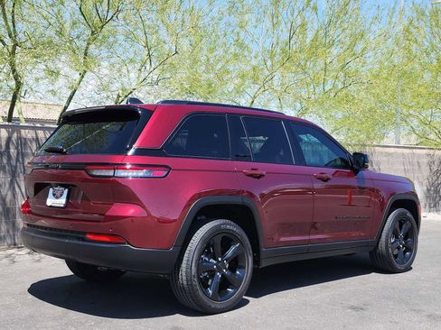 Used 2025 Jeep Grand Cherokee Altitude AWD/4WD image 9