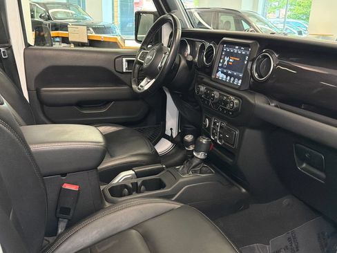Used 2020 Jeep Wrangler Unlimited Sahara AWD/4WD image 9
