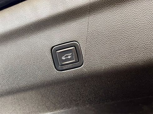 Used 2023 GMC Yukon XL SLT image 12