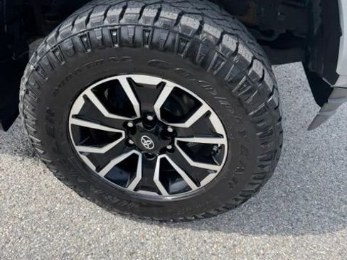 Used 2020 Toyota Tacoma TRD Sport w/ Technology Package AWD/4WD image 7