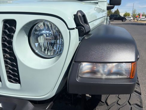 Used 2023 Jeep Gladiator Sport AWD/4WD image 9