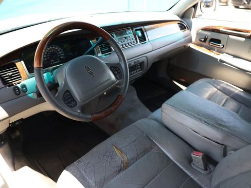 Used 2001 Lincoln Town Car Signature RWD image 16