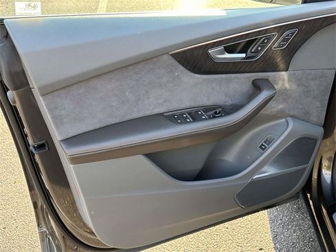 Used 2019 Audi Q8 Prestige w/ Luxury Package image 19
