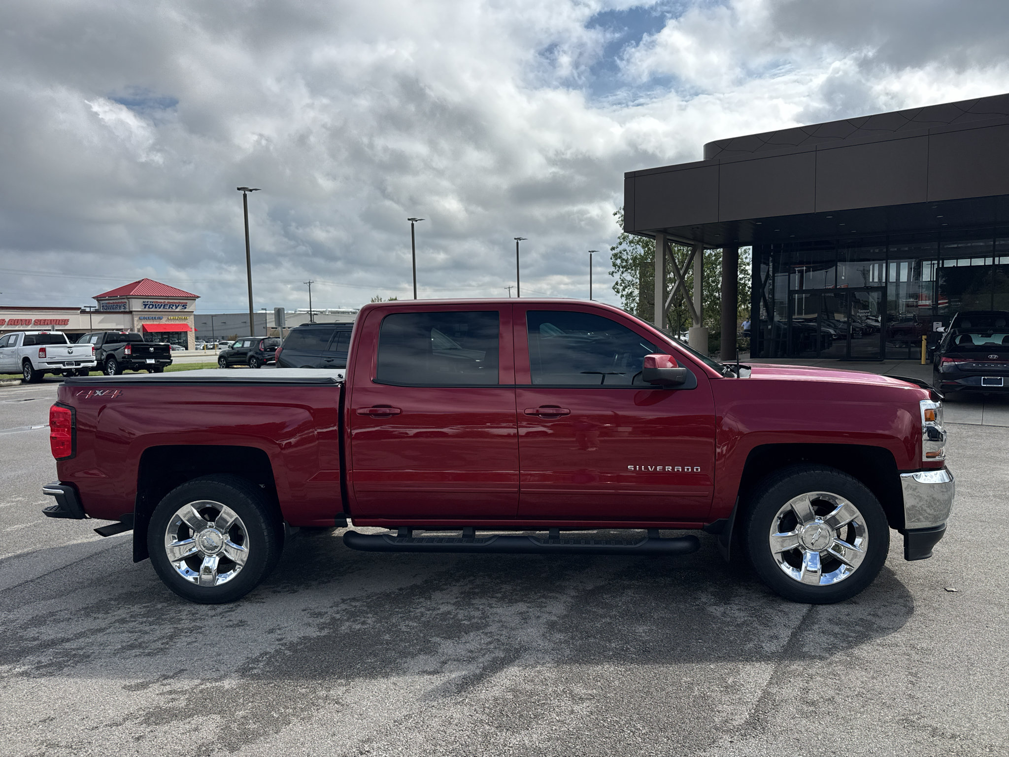 Used 2018 Chevrolet Silverado 1500 LT w/ LT Eassist Package AWD/4WD image 4