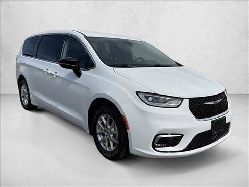 Used 2024 Chrysler Pacifica Touring-L FWD image 3