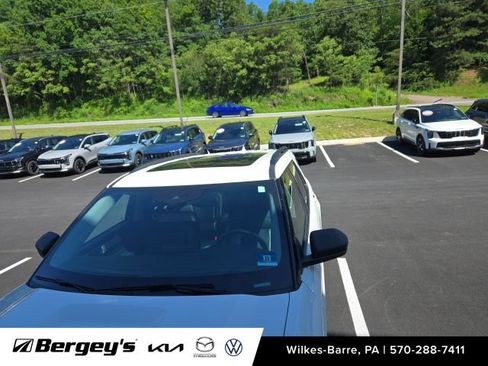 Used 2021 Ford Explorer XLT w/ Equipment Group 202A AWD/4WD image 6