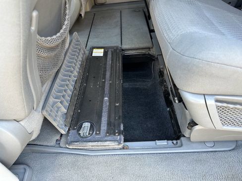 Used 2010 Chrysler Town & Country Touring image 15