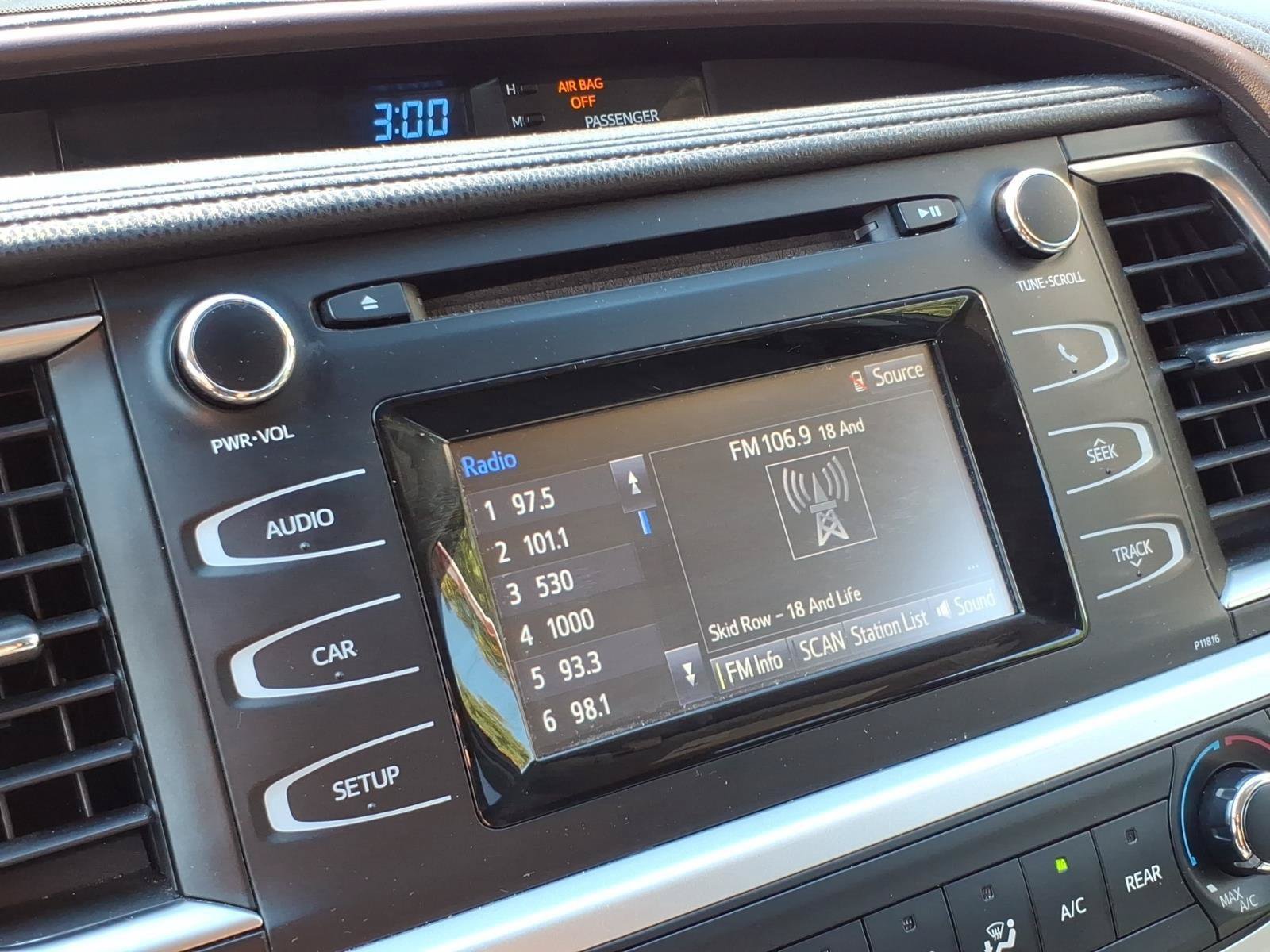 Used 2019 Toyota Highlander LE AWD/4WD image 17