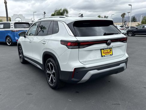 New 2026 Volkswagen Tiguan SE FWD image 3