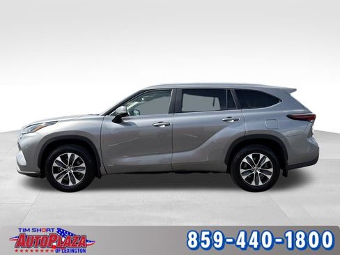 Used 2025 Toyota Highlander XLE AWD/4WD image 12