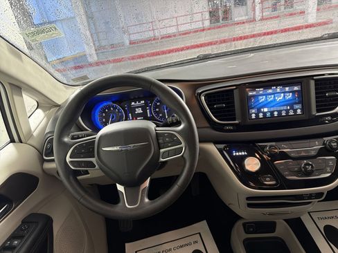 Used 2019 Chrysler Pacifica L image 14