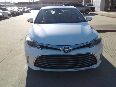 Used 2018 Toyota Avalon Limited image 2