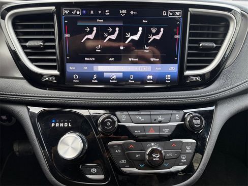 Used 2025 Chrysler Pacifica Select image 29