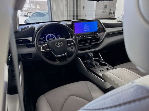 Used 2024 Toyota Highlander Platinum AWD/4WD image 14