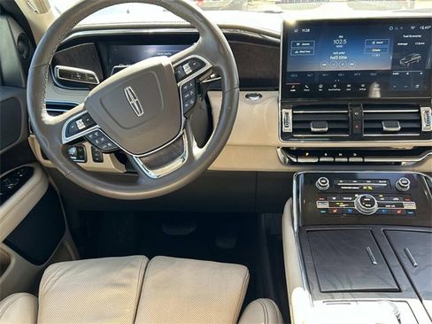 Used 2024 Lincoln Navigator Reserve image 27