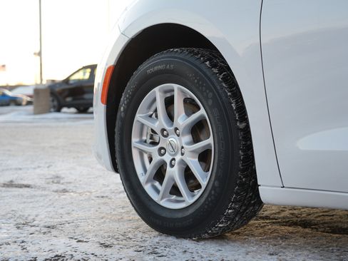 Used 2023 Chrysler Voyager LX image 14