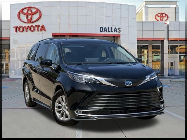 Used 2024 Toyota Sienna XLE FWD image 1