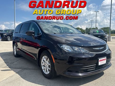 Used 2017 Chrysler Pacifica Touring FWD image 1