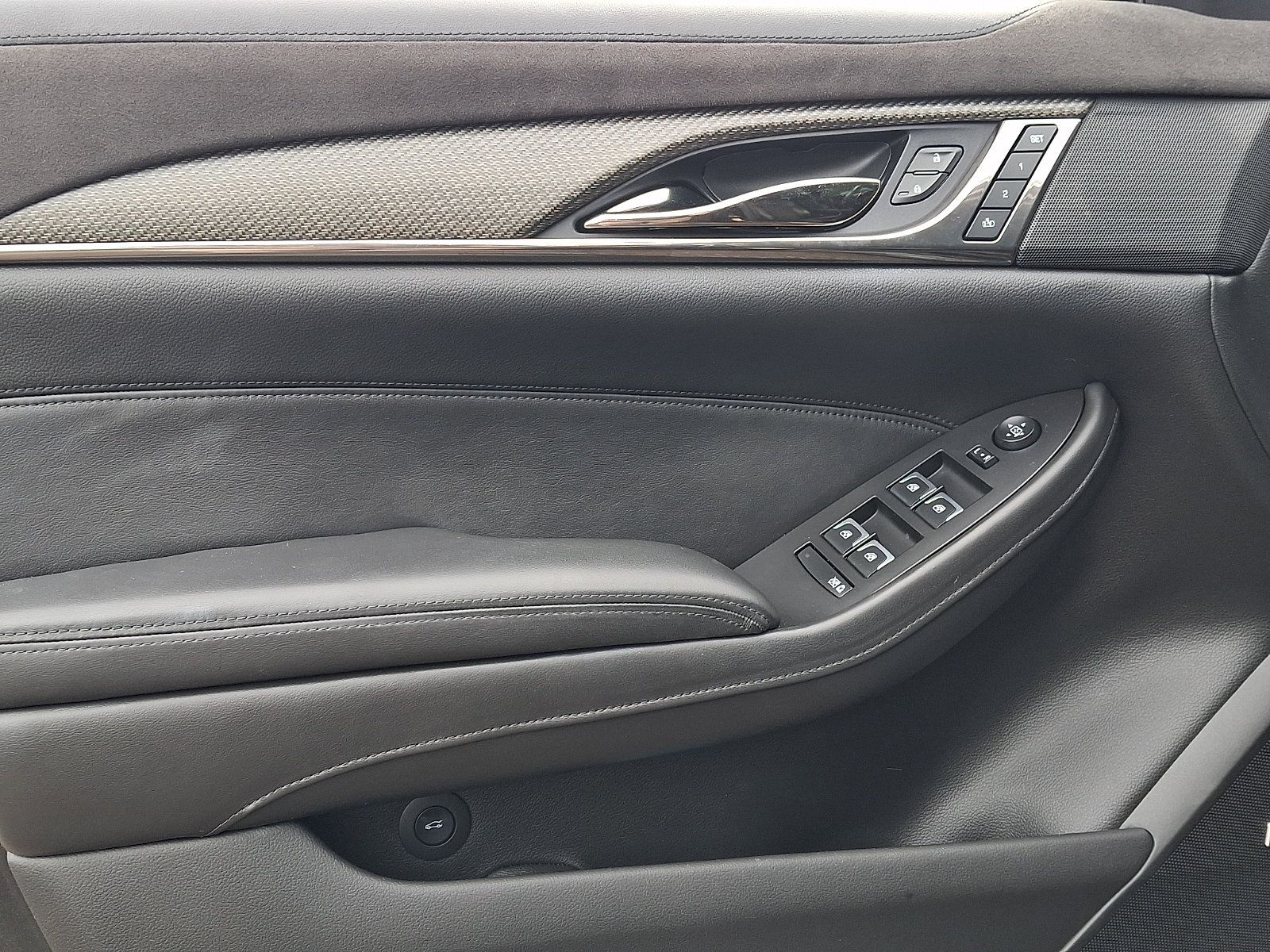 Used 2019 Cadillac CTS V w/ Luxury Package RWD image 12
