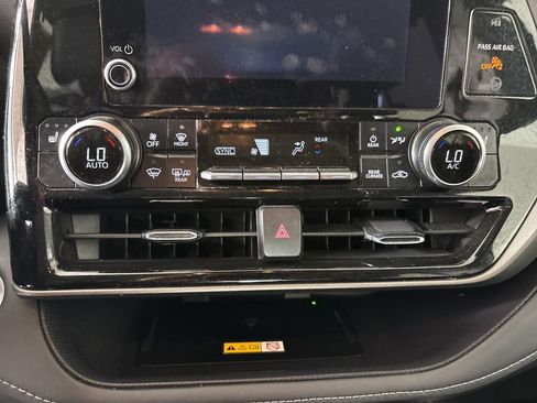 Used 2025 Toyota Highlander XLE AWD/4WD image 22
