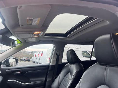 Used 2022 Toyota Highlander XLE image 27