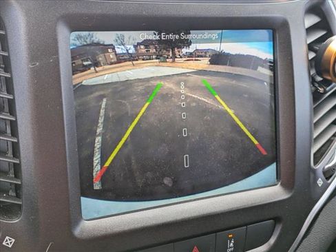 Used 2019 Jeep Cherokee Trailhawk image 14