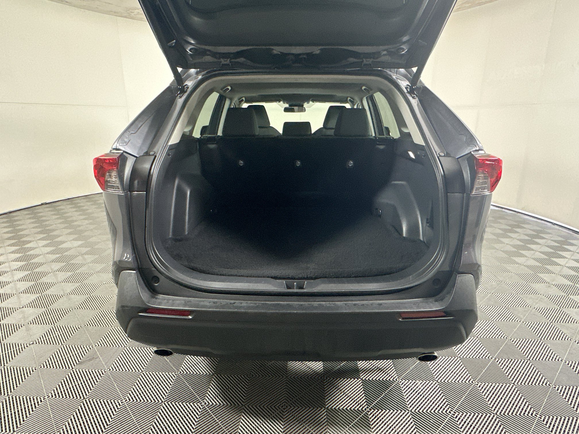 Used 2024 Toyota RAV4 XLE w/ Convenience Package FWD image 31