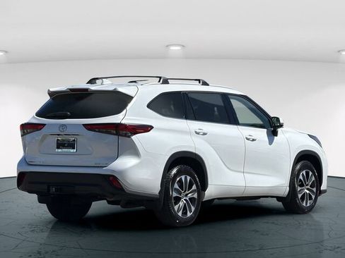 Used 2022 Toyota Highlander XLE AWD/4WD image 7