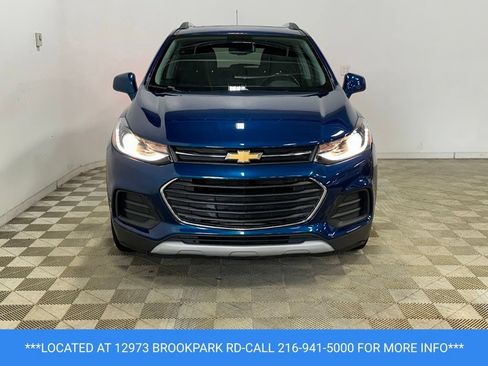 Used 2019 Chevrolet Trax LT w/ Sun & Sound Package FWD image 2