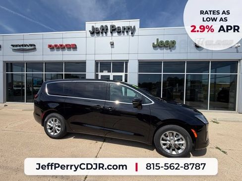 New 2027 Chrysler Pacifica Select AWD/4WD image 1