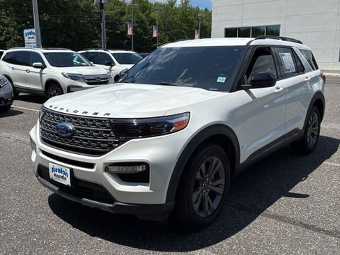 Used 2022 Ford Explorer XLT w/ Equipment Group 202A AWD/4WD image 2