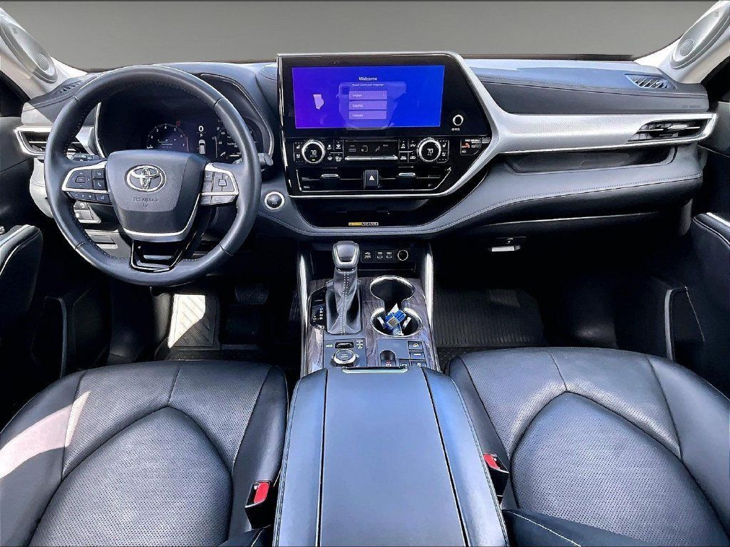 Used 2025 Toyota Highlander Platinum AWD/4WD image 22