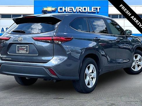 Used 2023 Toyota Highlander L FWD image 5