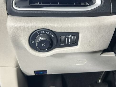 Used 2024 Chrysler Pacifica Touring-L FWD image 19