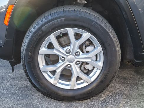 Used 2023 Jeep Grand Cherokee Limited w/ Luxury Tech Group II image 9