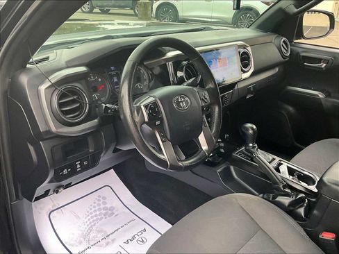 Used 2018 Toyota Tacoma TRD Off-Road w/ Technology Package AWD/4WD image 16