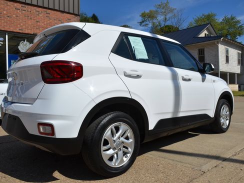 Used 2022 Hyundai Venue SE image 6