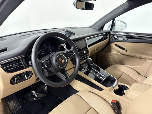 Certified 2025 Porsche Macan image 4
