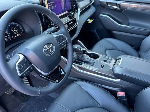 New 2026 Toyota Highlander Platinum AWD/4WD image 12