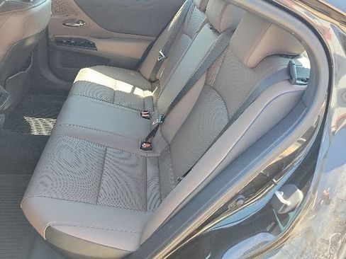 Used 2024 Lexus ES 300h w/ Premium Package FWD image 9