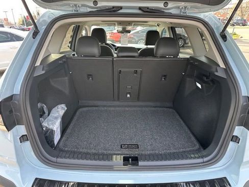 Used 2025 Volkswagen Taos SE w/ Panoramic Sunroof Package image 21