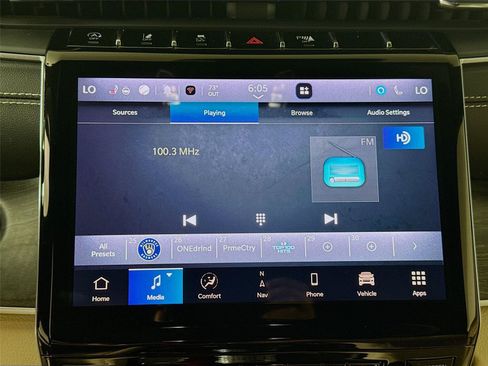 Used 2023 Jeep Grand Cherokee Limited w/ Black Appearance Package AWD/4WD image 7