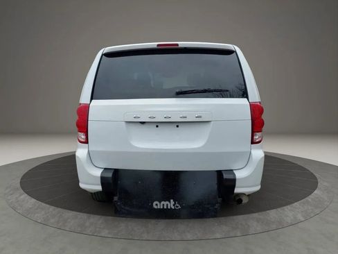 Used 2019 Dodge Grand Caravan SE FWD image 4
