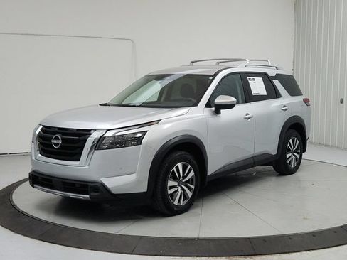Used 2025 Nissan Pathfinder SL AWD/4WD image 3