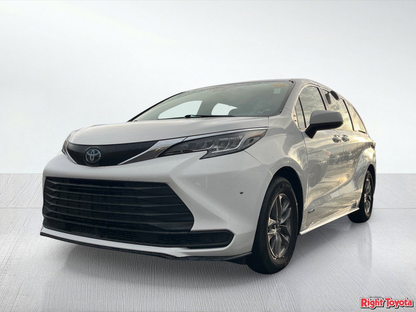 Used 2021 Toyota Sienna LE FWD image 2