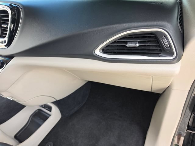 Used 2023 Chrysler Pacifica Touring-L FWD image 22