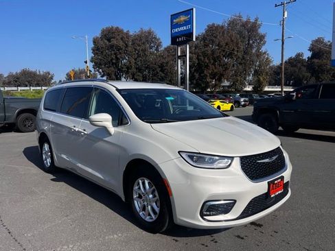 Used 2021 Chrysler Pacifica Touring-L image 2